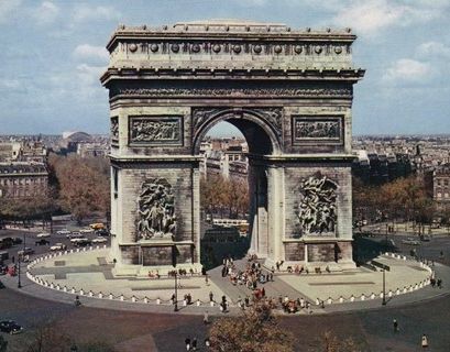Триумфальную арку в Париже завернут в ткань