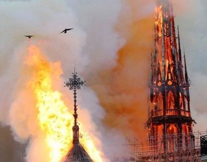 Пожар в соборе Парижской Богоматери еще не потушен