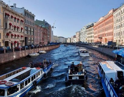 Сезон экскурсий по рекам и каналам открылся в Петербурге