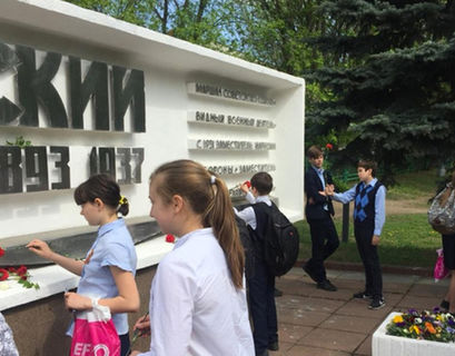 В честь 9 мая школьники Москвы возложили цветы Тухачевскому