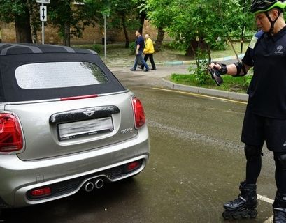 Московские инспекторы парковок встали на ролики