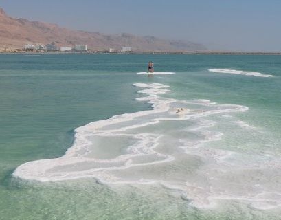 Ученые объяснили "солевые дожди" Мертвого моря