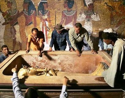 Знаменитый саркофаг Тутанхамона впервые покинул гробницу для реставрации