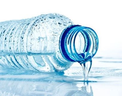 Около 30% питьевой воды, продающейся в России, является подделкой