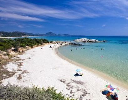 Тонны песка, украденного туристами, вернулись на пляжи Сардинии