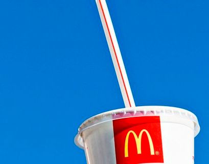 Экологические соломинки из "Макдоналдс" не подлежат переработке