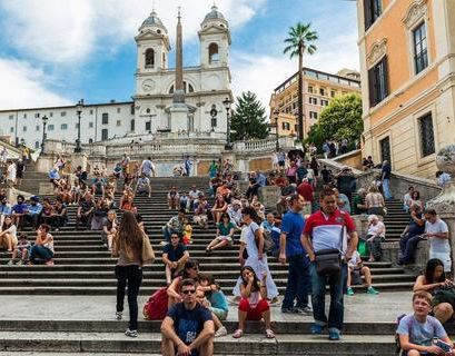 Штраф в €400 ввели в Риме за сидение на ступеньках Испанской лестницы