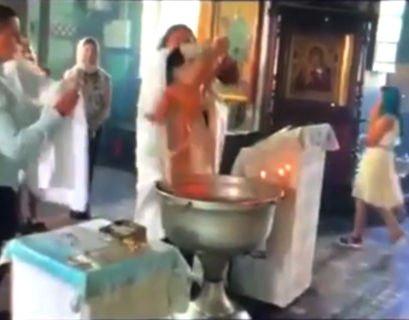 Священник из Гатчины, грубо обошедшийся с ребенком во время крещения, отстранен на год