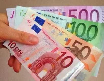 Курс евро впервые с 1 апреля поднялся выше 74 рублей