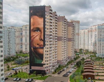 Итальянский художник создал гигантский портрет Гагарина в Одинцово