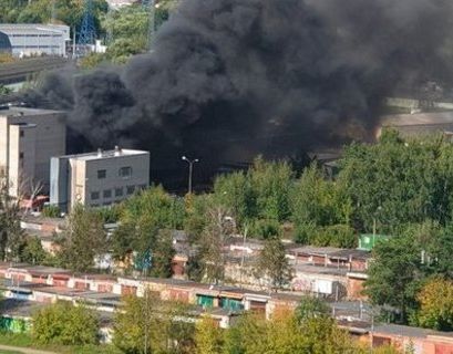 В Балашихе горит цех химического завода