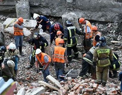 В Новосибирске обрушилось здание, под завалами находятся люди