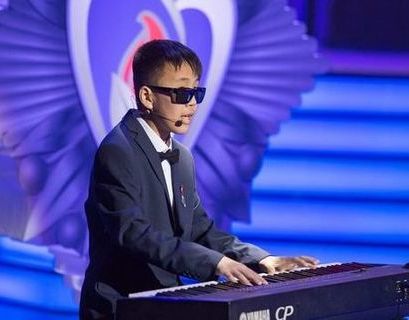 Незрячий 17-летний музыкант из Бурятии поставил рекорд, исполнив "Полет шмеля" за 50 секунд