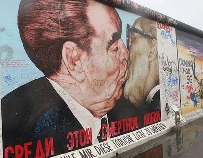 Муж Хайди Клум преподнес ей в подарок кусок Берлинской стены