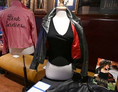 Кожаная куртка и брюки из фильма "Бриолин" ушли с молотка - СМИ