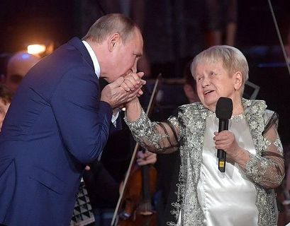 Путин наградил Пахмутову орденом Андрея Первозванного