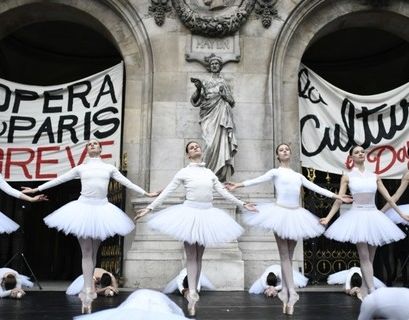 "Лебединое озеро" в Париже стало символом протеста балерин против пенсионной реформы