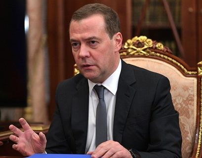 Медведев: к отставке правительства нужно относиться спокойно