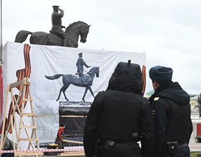 Памятник Жукову на Манежной площади в Москве неожиданно заменили на другой