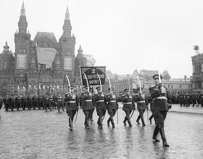 Парад Победы 1945 года покажут российские телеканалы 9 мая
